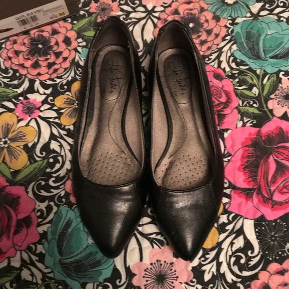 Black, pointed-toe flats by Life Stride - Picture 1 of 4